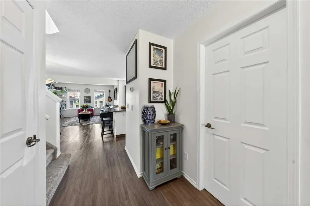 194 Everoak Gardens SW Calgary AB T2Y 0C6