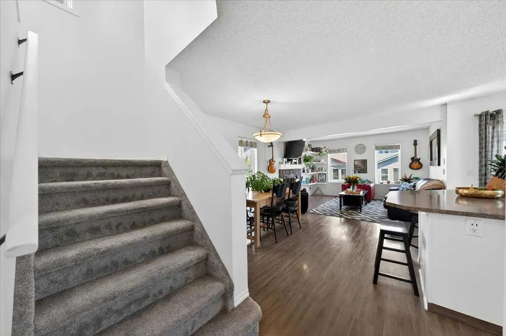 194 Everoak Gardens SW Calgary AB T2Y 0C6
