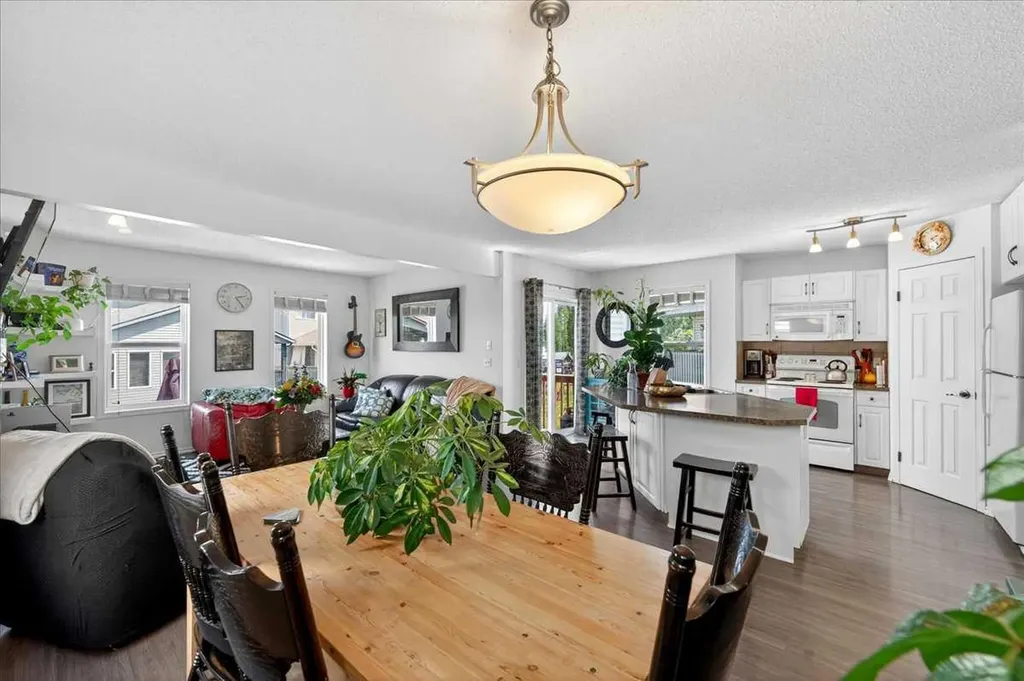 194 Everoak Gardens SW Calgary AB T2Y 0C6