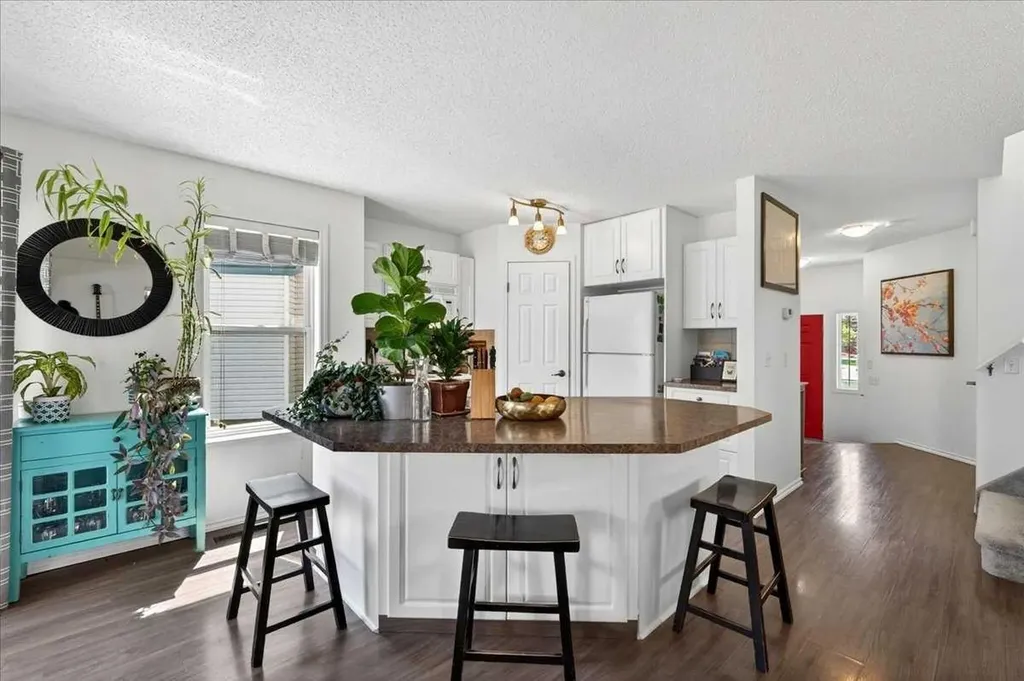 194 Everoak Gardens SW Calgary AB T2Y 0C6