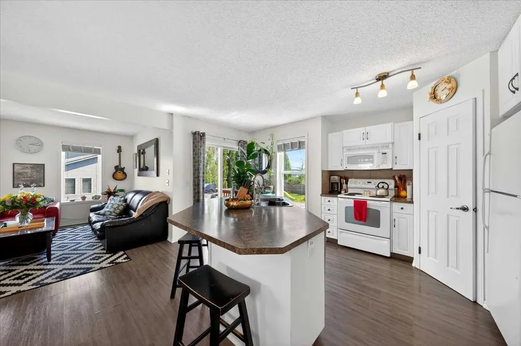 194 Everoak Gardens SW Calgary AB T2Y 0C6