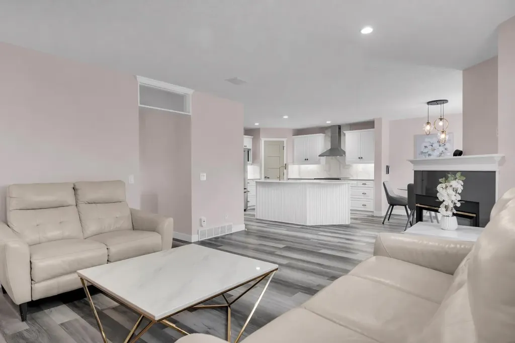 6 Douglas Woods Bay SE Calgary AB T2Z 3A1