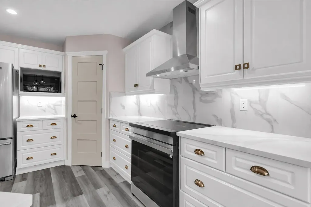 6 Douglas Woods Bay SE Calgary AB T2Z 3A1