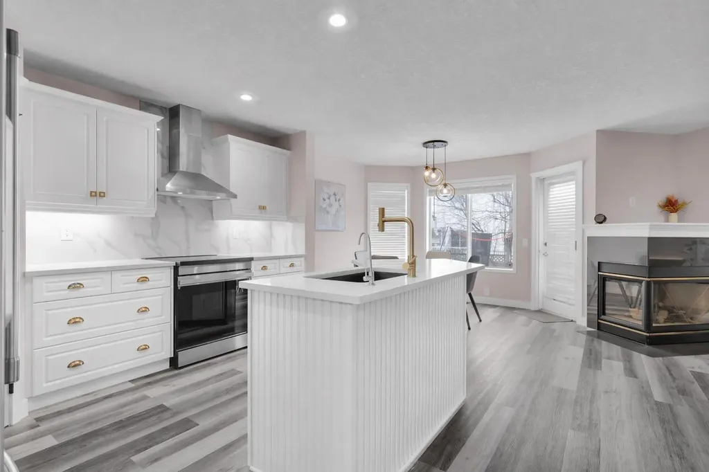 6 Douglas Woods Bay SE Calgary AB T2Z 3A1