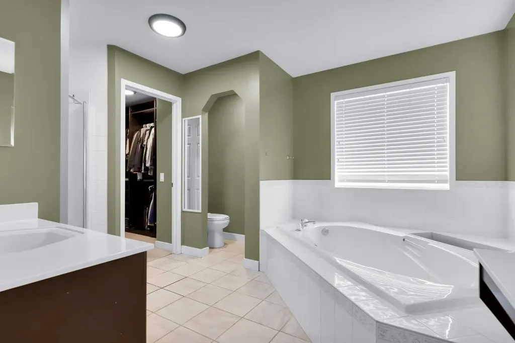 6 Douglas Woods Bay SE Calgary AB T2Z 3A1