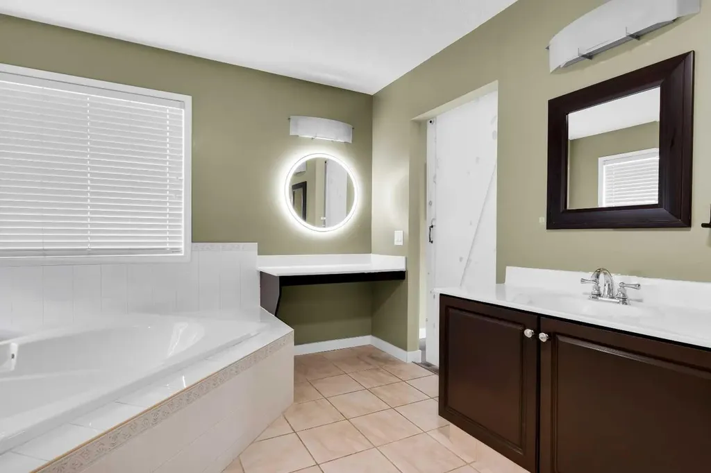 6 Douglas Woods Bay SE Calgary AB T2Z 3A1