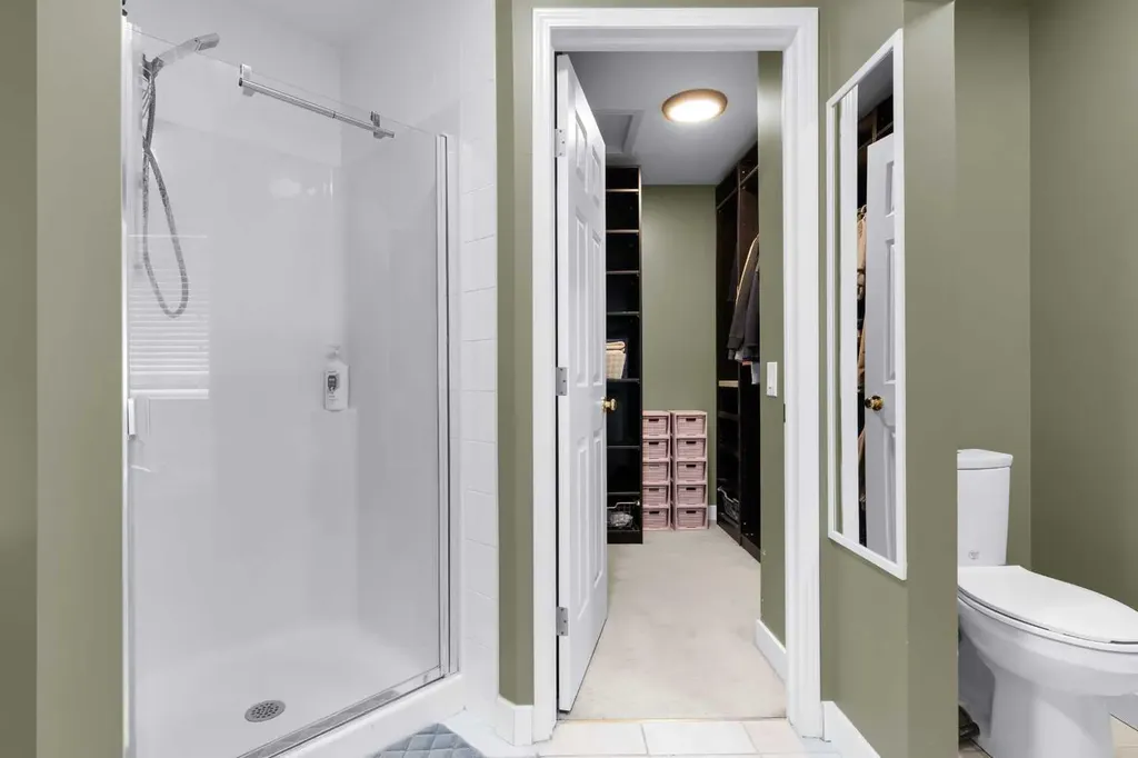 6 Douglas Woods Bay SE Calgary AB T2Z 3A1