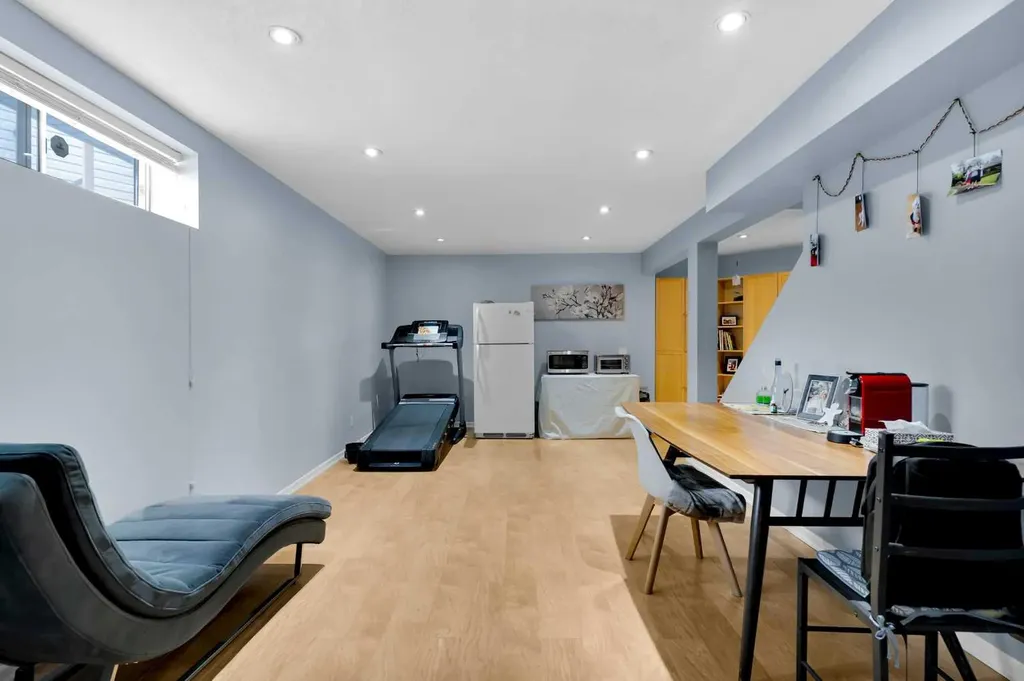 6 Douglas Woods Bay SE Calgary AB T2Z 3A1