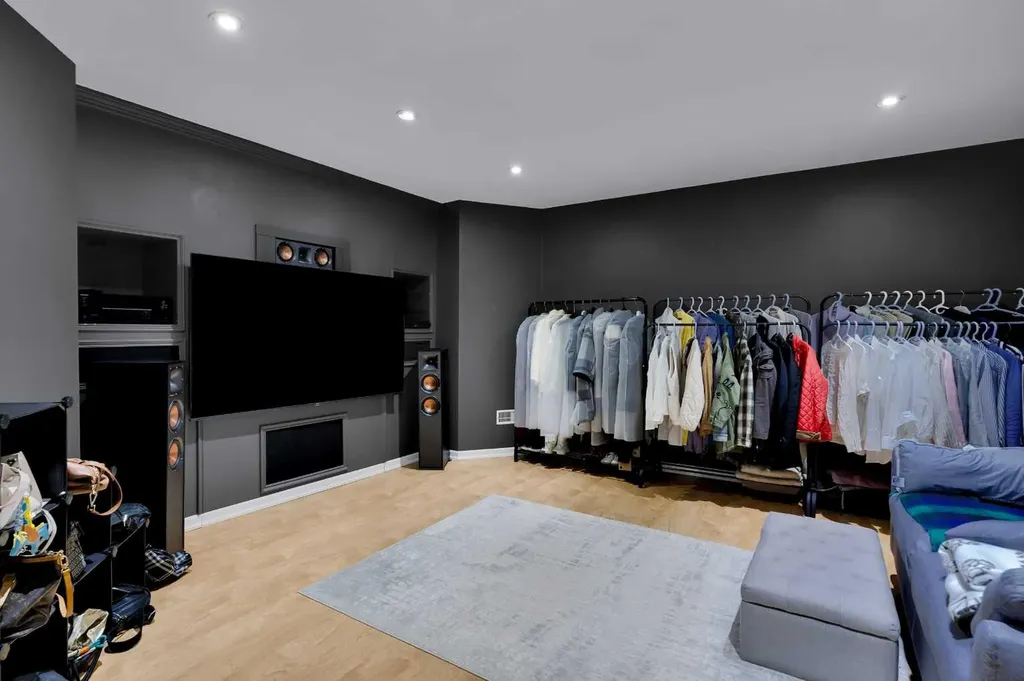 6 Douglas Woods Bay SE Calgary AB T2Z 3A1