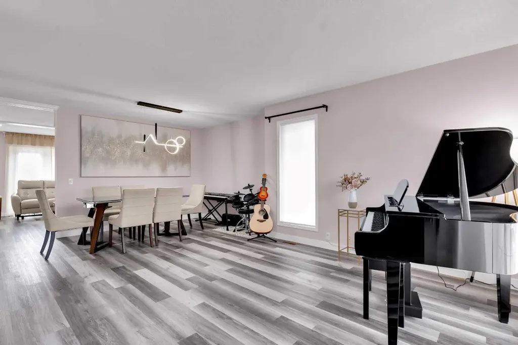 6 Douglas Woods Bay SE Calgary AB T2Z 3A1