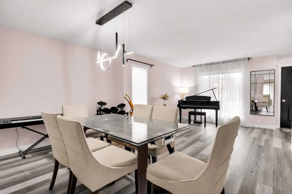 6 Douglas Woods Bay SE Calgary AB T2Z 3A1