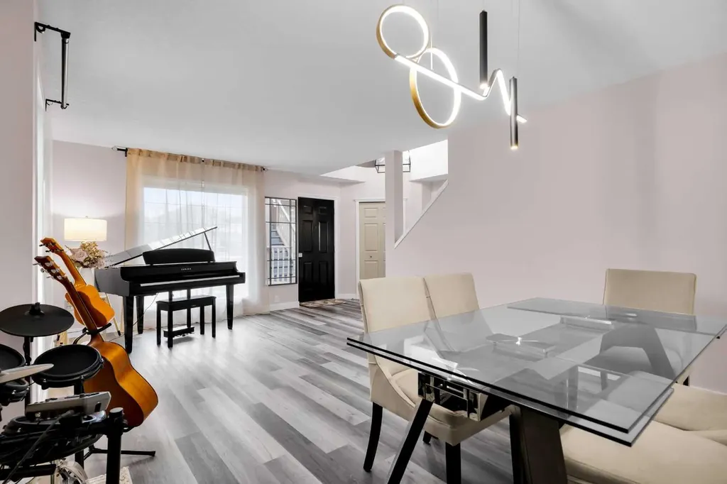 6 Douglas Woods Bay SE Calgary AB T2Z 3A1