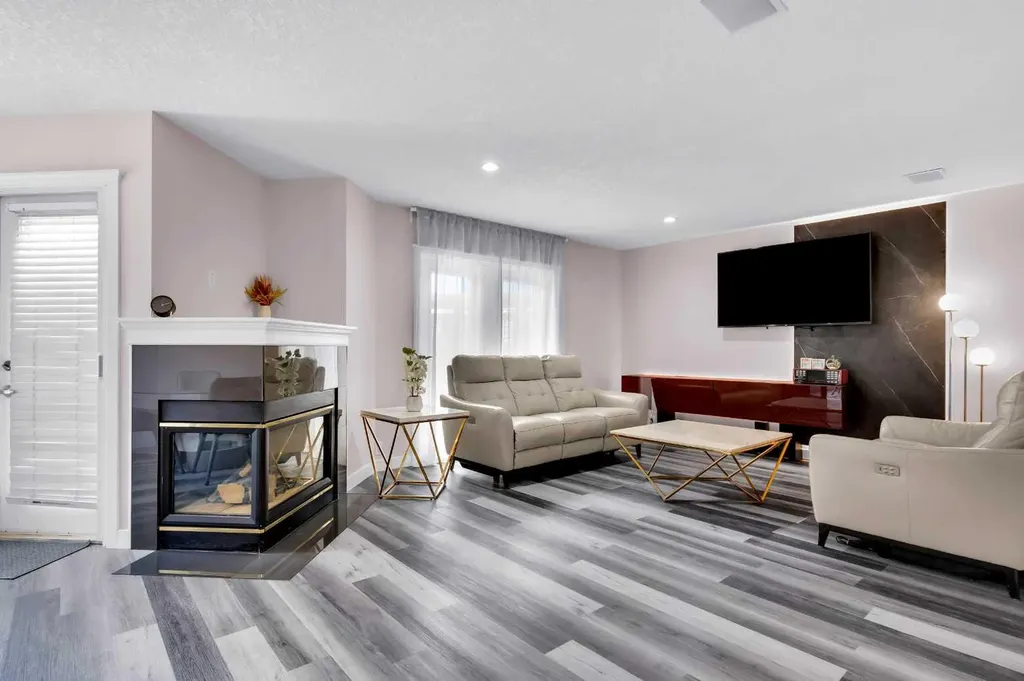 6 Douglas Woods Bay SE Calgary AB T2Z 3A1