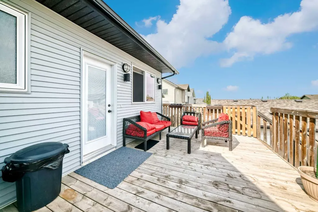 28 Bowman Circle Sylvan Lake AB T4S 0H9