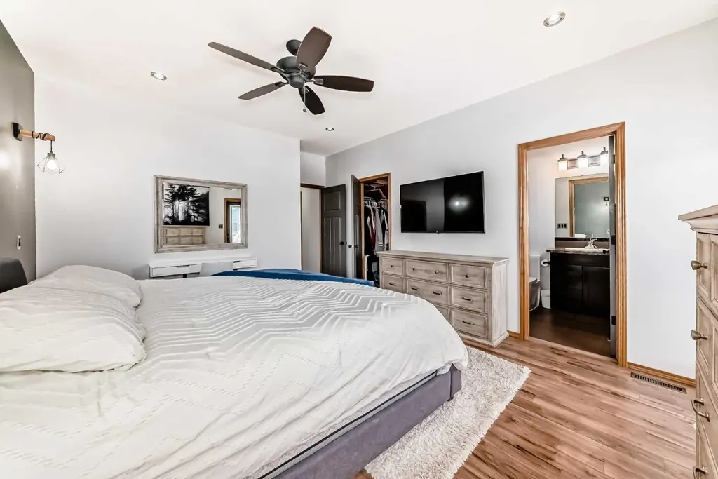 28 Bowman Circle Sylvan Lake AB T4S 0H9