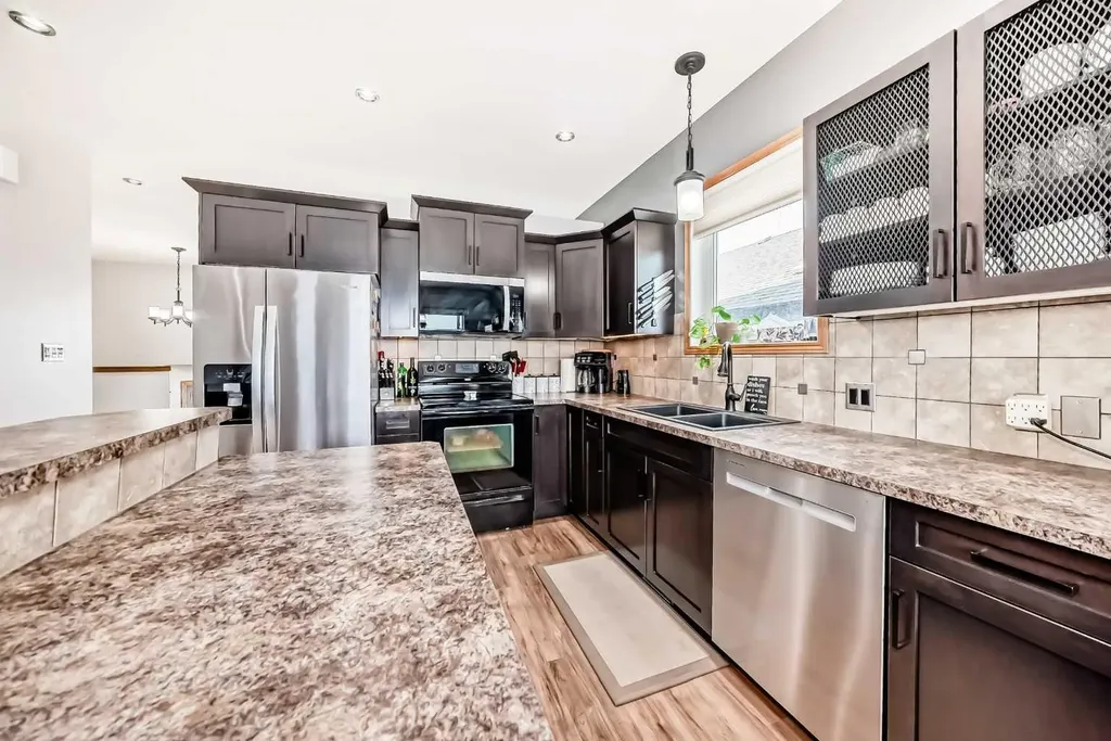 28 Bowman Circle Sylvan Lake AB T4S 0H9