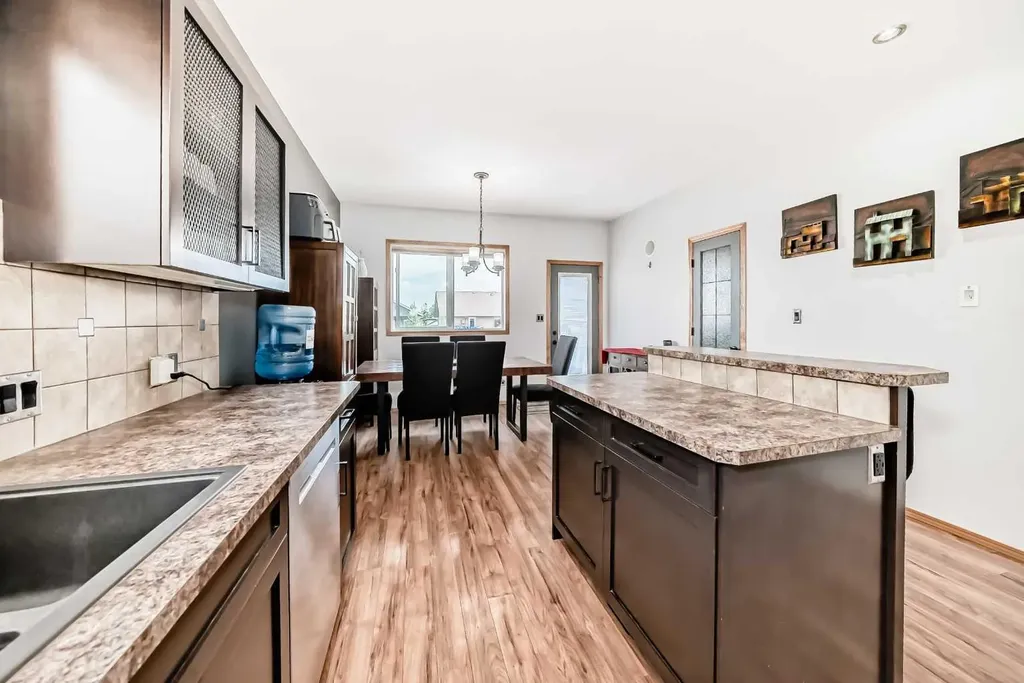 28 Bowman Circle Sylvan Lake AB T4S 0H9