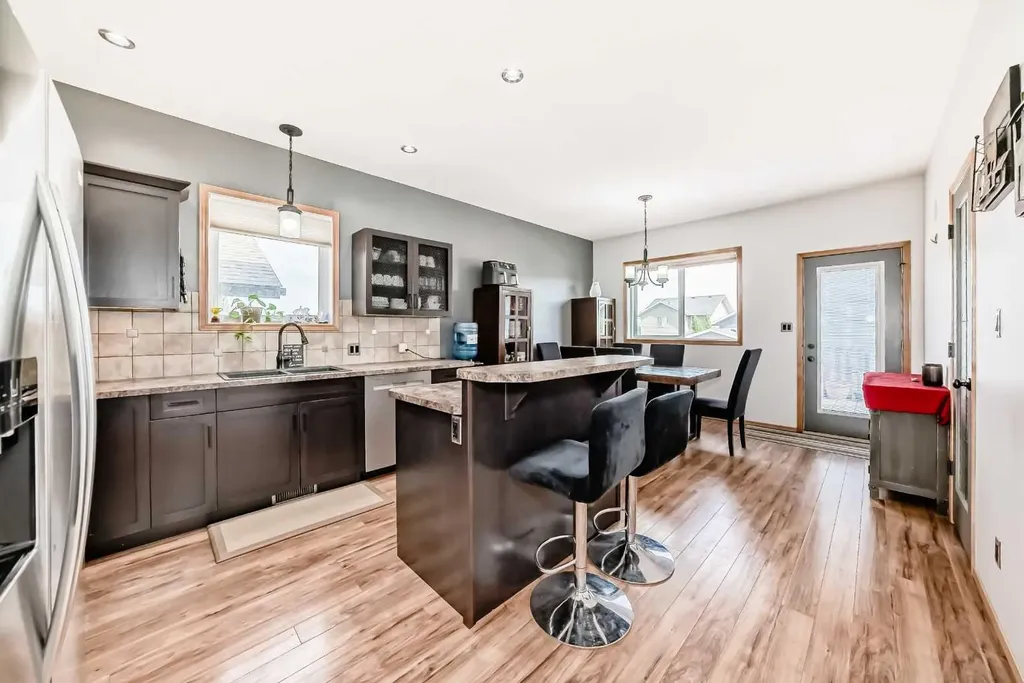 28 Bowman Circle Sylvan Lake AB T4S 0H9