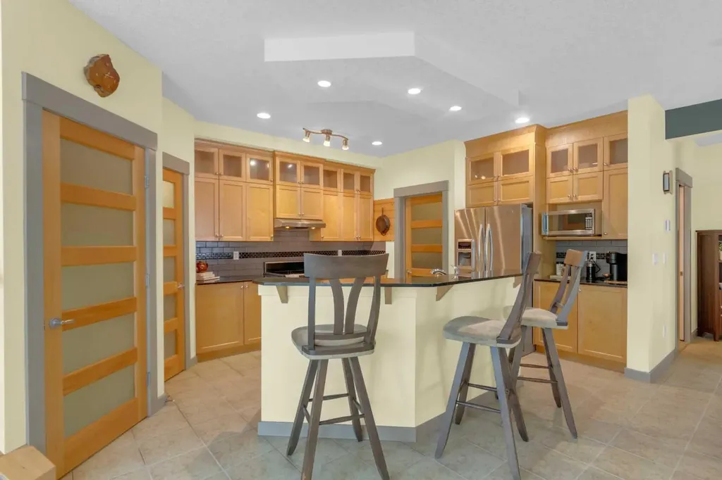 8 Elmont Court SW Calgary AB T3H 5Z8