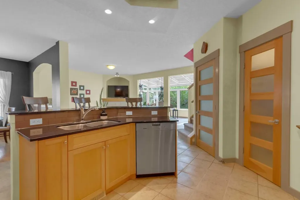 8 Elmont Court SW Calgary AB T3H 5Z8