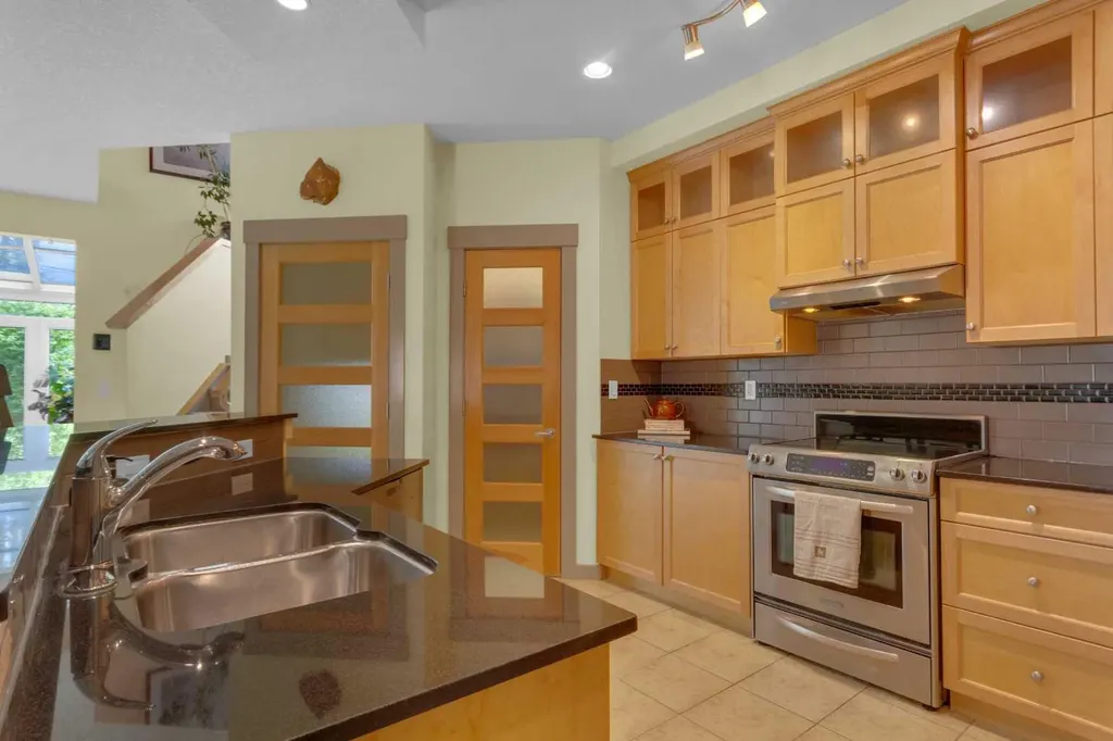 8 Elmont Court SW Calgary AB T3H 5Z8