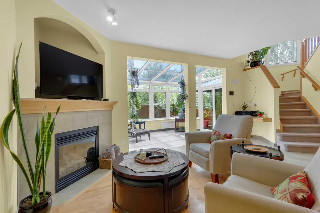 8 Elmont Court SW Calgary AB T3H 5Z8