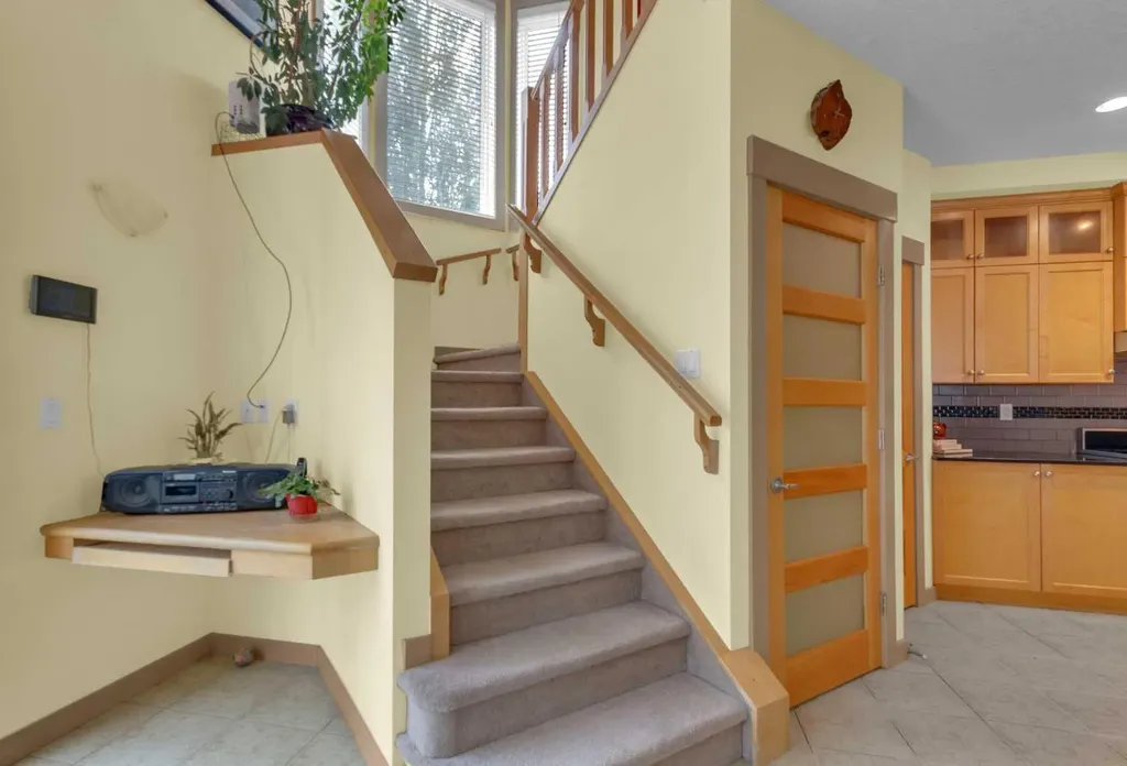 8 Elmont Court SW Calgary AB T3H 5Z8