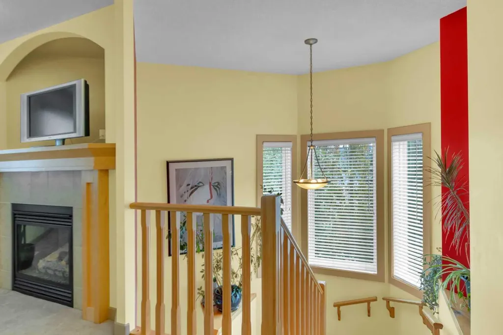 8 Elmont Court SW Calgary AB T3H 5Z8