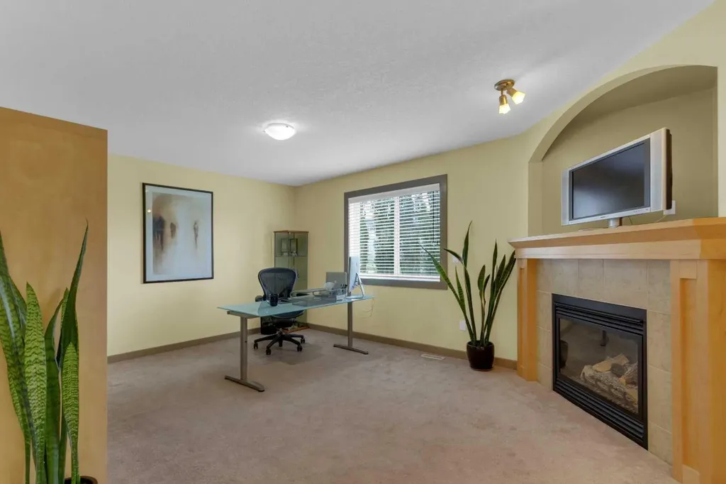 8 Elmont Court SW Calgary AB T3H 5Z8