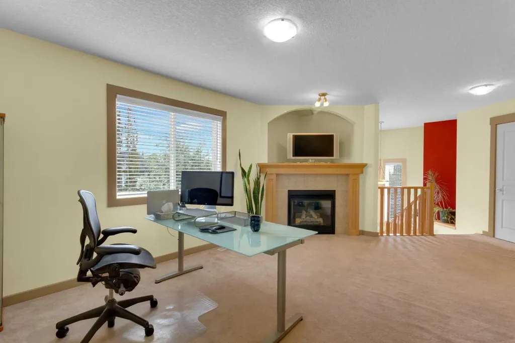 8 Elmont Court SW Calgary AB T3H 5Z8