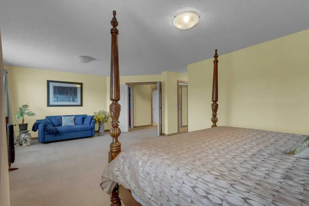 8 Elmont Court SW Calgary AB T3H 5Z8