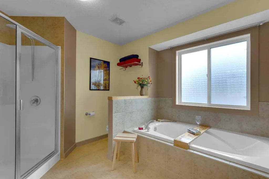 8 Elmont Court SW Calgary AB T3H 5Z8