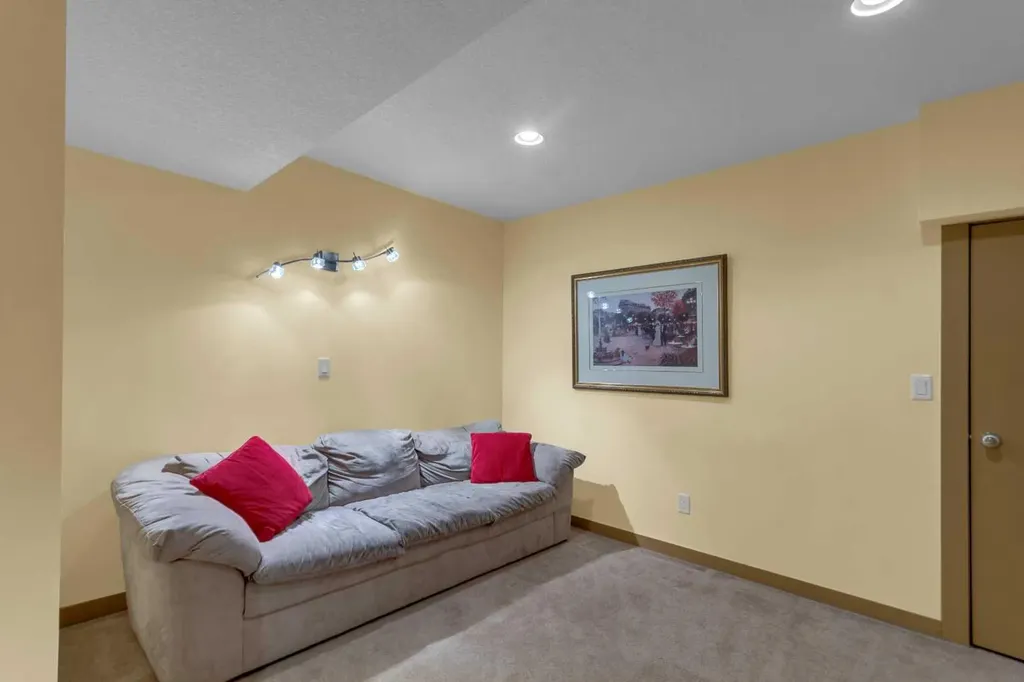 8 Elmont Court SW Calgary AB T3H 5Z8