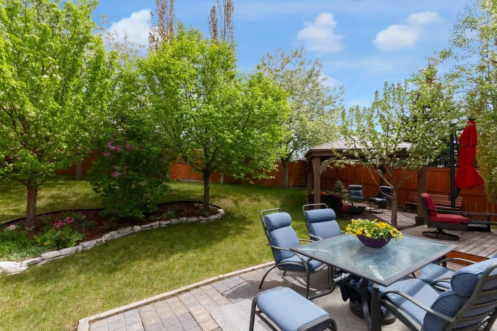 8 Elmont Court SW Calgary AB T3H 5Z8
