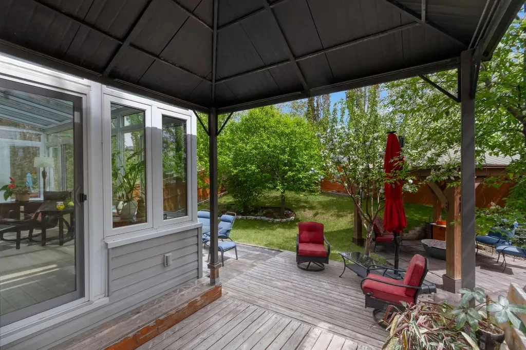 8 Elmont Court SW Calgary AB T3H 5Z8