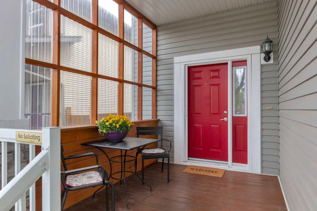 8 Elmont Court SW Calgary AB T3H 5Z8