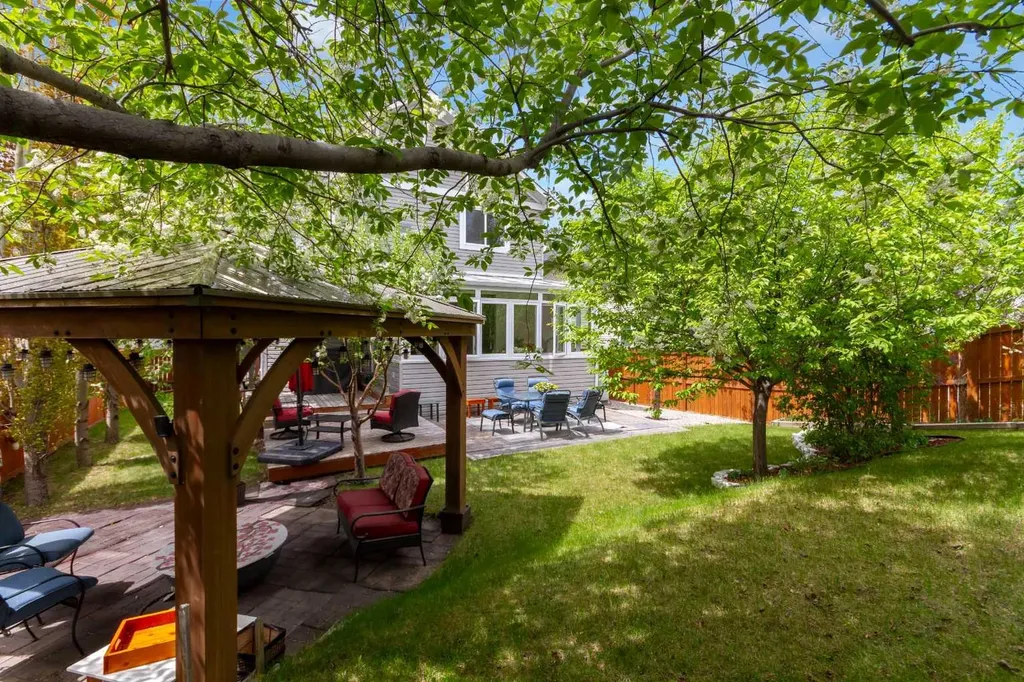 8 Elmont Court SW Calgary AB T3H 5Z8