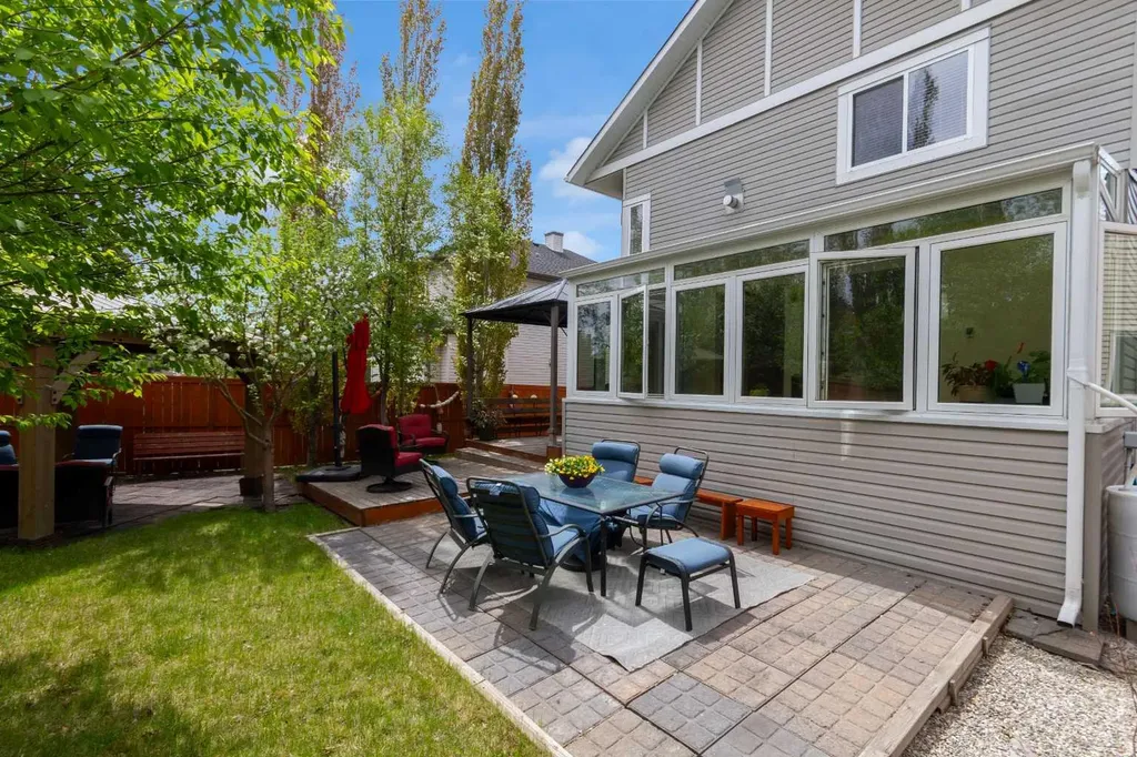 8 Elmont Court SW Calgary AB T3H 5Z8