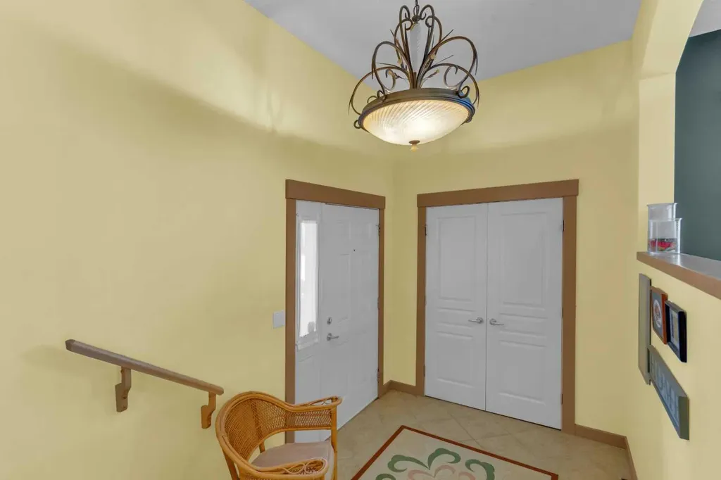 8 Elmont Court SW Calgary AB T3H 5Z8