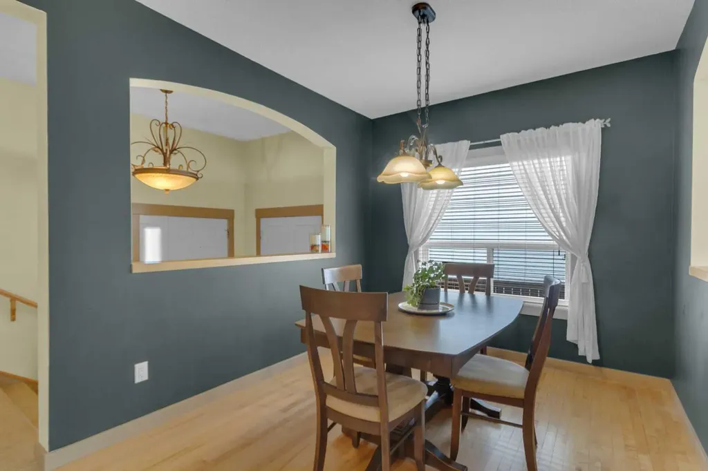8 Elmont Court SW Calgary AB T3H 5Z8