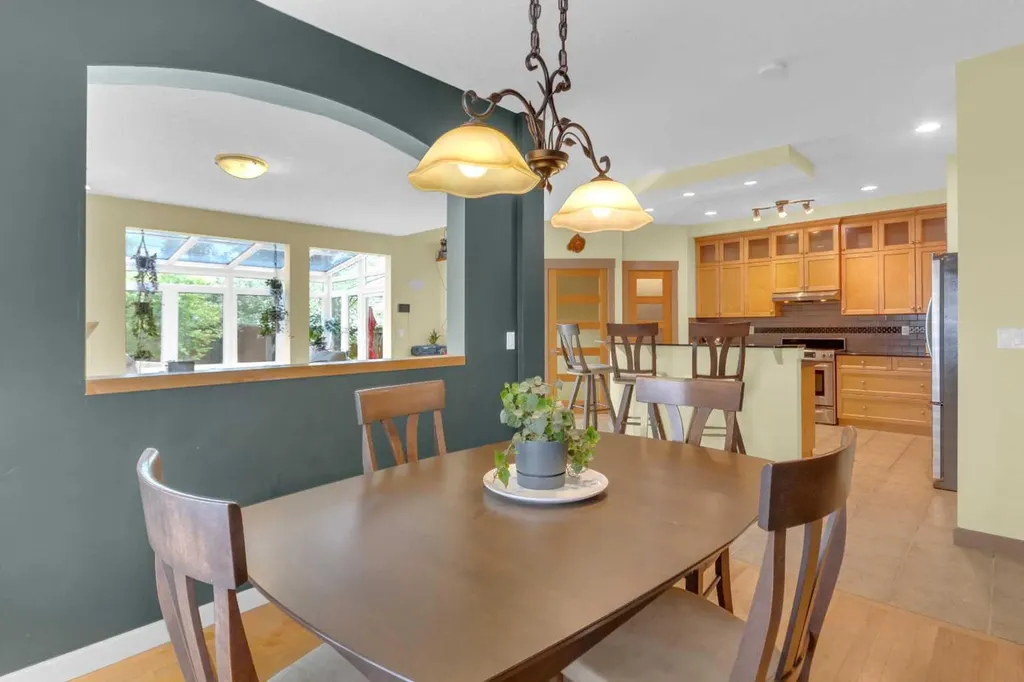8 Elmont Court SW Calgary AB T3H 5Z8