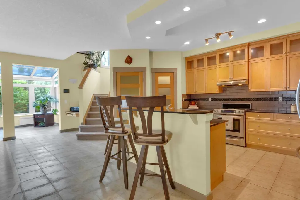 8 Elmont Court SW Calgary AB T3H 5Z8