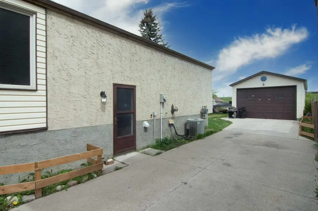 124 Abingdon Way NE Calgary AB T2A 6R8