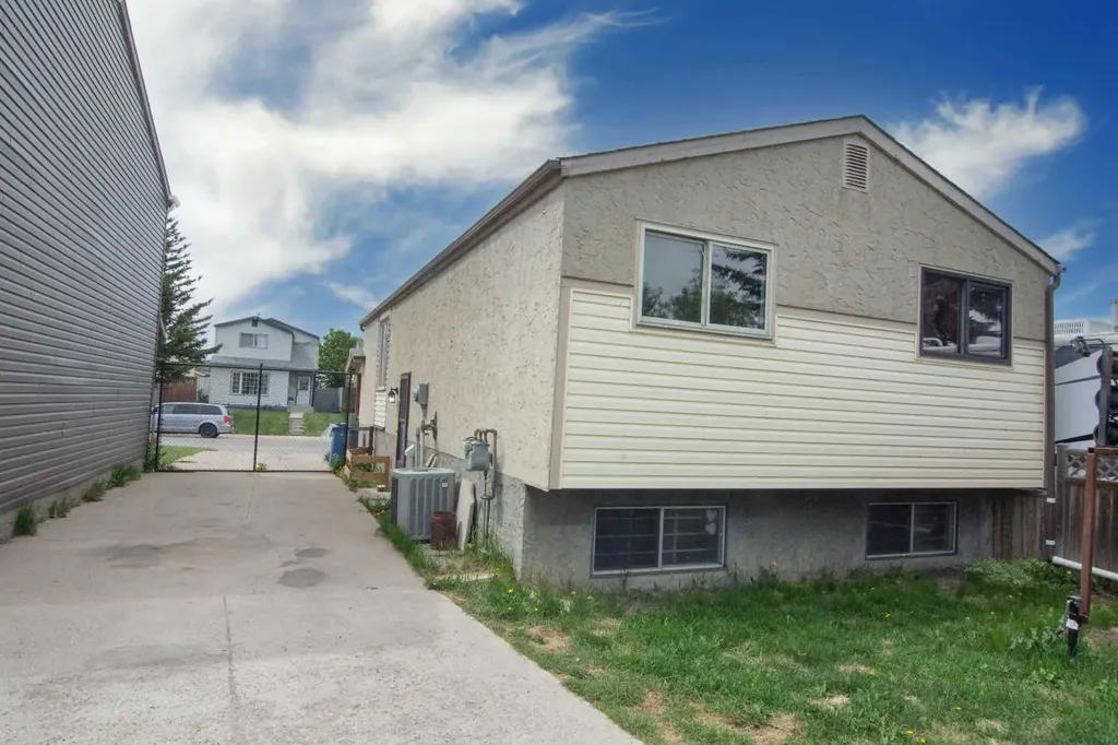 124 Abingdon Way NE Calgary AB T2A 6R8