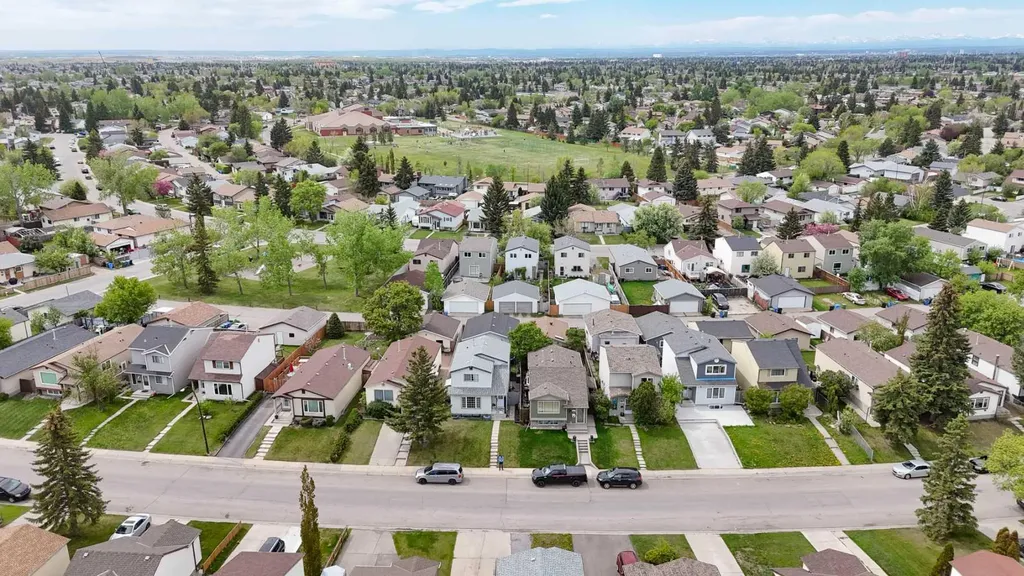 124 Abingdon Way NE Calgary AB T2A 6R8