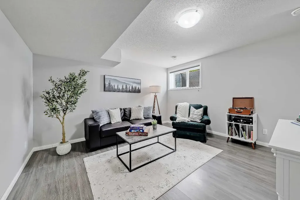 1 Osborne Common SW Airdrie AB T4B 5E3