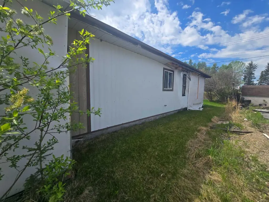 630 53rd Street Edson AB T7E1K4