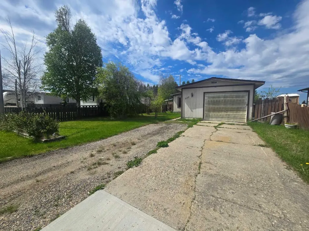 630 53rd Street Edson AB T7E1K4