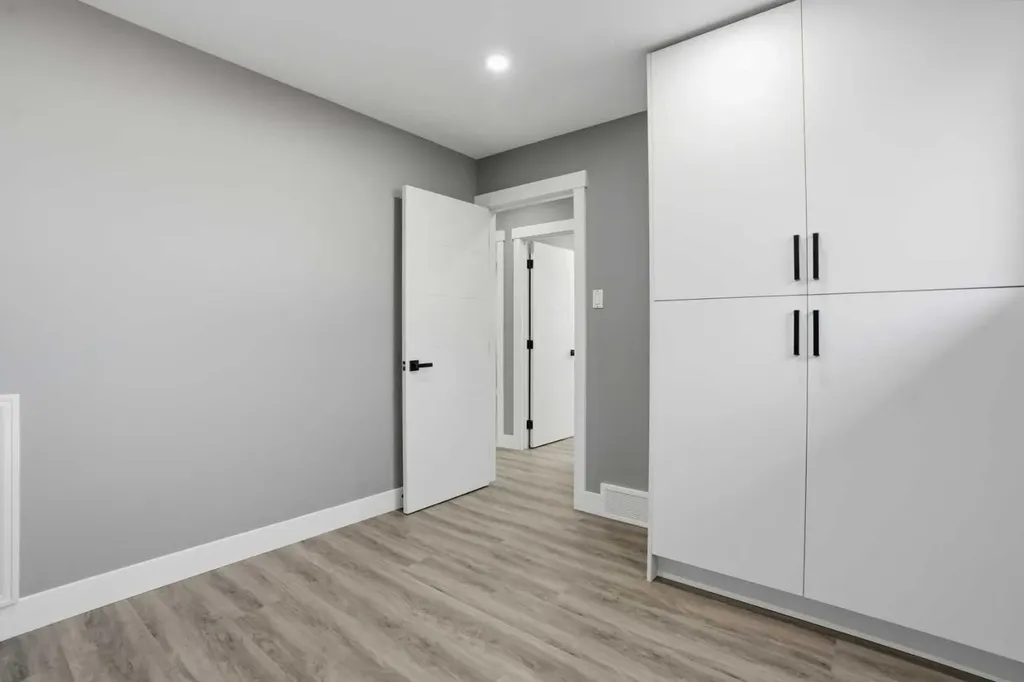 2004 18 Street NW Calgary AB T2M 3T1