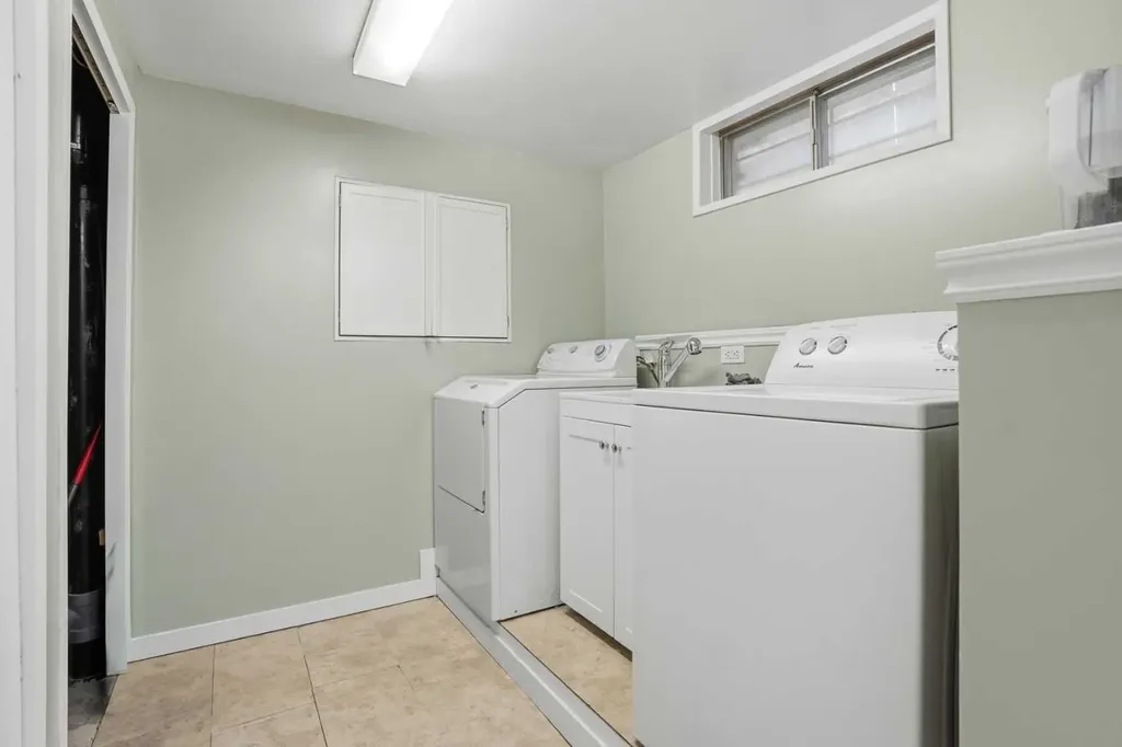 2004 18 Street NW Calgary AB T2M 3T1